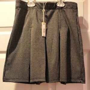 women's Max studio skirt, plaid, black & cream color, size small, stretchy waist